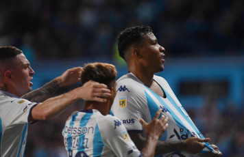 Buenos Aires, Argentina.- En las fotos tomadas el 5 de noviembre del 2023, durante el partido entre Racing Club y Central Córdoba de Santiago del Estero, por la fecha 12 de la Copa de la Liga Profesional en el Estadio Presidente Perón. Racing igualó 1-1 en Avellaneda con Central Córdoba de Santiago del Estero. El encuentro, contó con los goles de Roger Martínez y Mateo Sanabria.