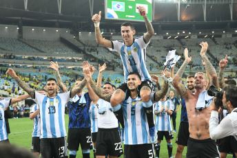 Río de Janeiro, Brasil.- En las fotos tomadas el 21 de noviembre del 2023, durante el partido entre la Selección Argentina y la de Brasil en un clásico que cerró el año de las Eliminatorias Sudamericanas, por la sexta fecha rumbo al Mundial de 2026. En medio de tensiones, la Selección Argentina logró una victoria por 1-0 en la visita a Brasil, lo que le permitió mantenerse en la cima de la tabla y provocarle la primera derrota al equipo local en esta competencia en su país.