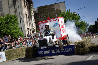 Buenos Aires, Argentina.- In the photos taken on November 12, 2023, people participate in the Crazy Car Race in Buenos Aires. The event included 30 vehicles that competed in the descent of Carlos Pellegrini and Avenida del Libertador, in the Retiro neighborhood of Buenos Aires, before more than 30,000 spectators who were motorsport fans.