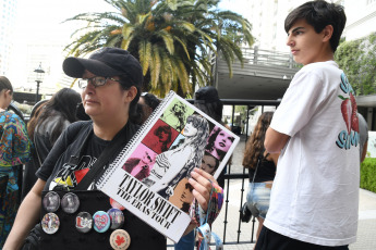 Buenos Aires, Argentina.- In the photos taken on November 8, 2023, some fans gathered outside the Four Season Hotel, located in the Buenos Aires neighborhood of Retiro where Taylor Swift has been staying since her arrival. This Thursday, the artist will give the first of three shows —November 9, 10 and 11— at the River Plate stadium, with tickets sold out, as part of her The Eras Tour.