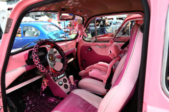 Buenos Aires, Argentina.- En las fotos tomadas el 5 de noviembre del 2023, más de 600 autos Fiat 600 realizaron una colorida caravana que partió desde la pista del Autódromo de la Ciudad de Buenos Aires hasta el "Museo del Fitito", ubicado en el municipio bonaerense de Tres de Febrero, donde se congregaron en busca de un récord Guinness de mayor concentración de estos vehículos.