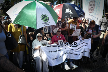 Buenos Aires, Argentina.- In the photos taken on November 23, 2023, hundreds of activists accompanied the traditional round of the Mothers of Plaza de Mayo, the organization that claims for those missing from the dictatorship in Argentina (1976-83) and that denounces the "denialism" of the future government of Javier Milei. With their characteristic white scarves on their heads, the Mothers also remembered their former president, Hebe de Bonafini, who died a year ago.