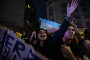 Buenos Aires.- En la foto tomada el 19 de noviembre de 2023, los militantes de La libertad Avanza (LLA), partido político del nuevo presidente Javier Milei.