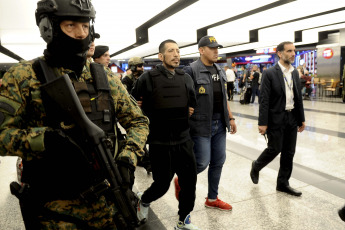 Buenos Aires, Argentina.- In the photos taken on November 15, 2023, the Peruvian drug trafficker Raúl Martín Maylli Rivera, was first recognized by his father "Dumbo", who was detained in October of the year he passed in the city of Lima permanently. If he was a year and a half of the Argentinian Justice, he was extradited to Argentina to serve as a member of an organization dedicated to the sale of drugs in the Padre Mugica barrio, in Villa Lugano, confirming police and judicial charges.