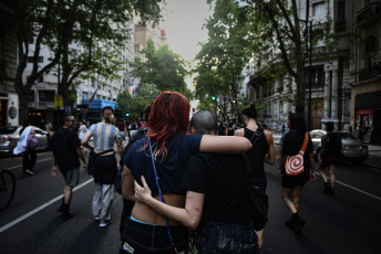 Buenos Aires, Argentina.- En las fotos tomadas el 20 de noviembre del 2023, durante la marcha del colectivo travesti-trans desde Plaza de Mayo hasta el Congreso, donde se exhibieron distintas pancartas, con los pedidos justicia y denuncias de pérdidas de vida de distintos referentes del colectivo. La actividad, se reedita para esta fecha desde 2020, y en esta edición tuvo como reclamo "el pedido de justicia por el travesticidio de Zoe López García", referente del Hotel Gondolín, asesinada por su pareja el pasado 11 de noviembre.