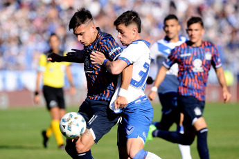 Buenos Aires, Argentina.- In the photos taken on November 5, 2023, during the match between Vélez Sarsfield and Talleres de Córdoba in a match valid for date 12 of Zone A at the José Amalfitani stadium. Vélez Sarsfield and Talleres de Córdoba tied 1-1. Rodrigo Garro and Claudio Aquino, both in the first half, scored the goals. The VAR, led by Mauro Vigilano, annulled a goal that Lautaro Ovando scored for the visit.