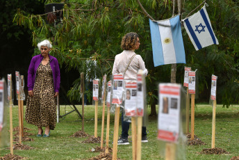 Tucumán, Argentina.- In the photos taken on November 14, 2023, two hundred and forty stakes with the portraits, name and surname of those kidnapped by Hamas were placed in the Horco Molle roundabout, in the city of Yerba Buena. With the signature of 58,000 people, the organizations of the Jewish community of Argentina, the seventh in the world, asked Fernández to seek mediation from the UN and the Red Cross, while the Argentine Government contacts Egypt, Qatar and the Palestinian National Authority.