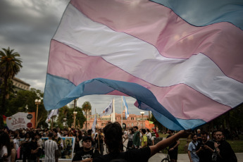 Buenos Aires, Argentina.- En las fotos tomadas el 20 de noviembre del 2023, durante la marcha del colectivo travesti-trans desde Plaza de Mayo hasta el Congreso, donde se exhibieron distintas pancartas, con los pedidos justicia y denuncias de pérdidas de vida de distintos referentes del colectivo. La actividad, se reedita para esta fecha desde 2020, y en esta edición tuvo como reclamo "el pedido de justicia por el travesticidio de Zoe López García", referente del Hotel Gondolín, asesinada por su pareja el pasado 11 de noviembre.