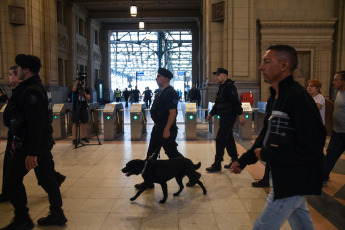 Buenos Aires, Argentina.- In the photos taken on November 9, 2023, the Sarmiento, Roca, Urquiza and Belgrano Sur train lines normalize their services after delays and cancellations due to false bomb threats at the stations Once, Constitución, Lemos and Sáenz, reported the company Trenes Argentinos y Metrovías. Threats also came against the Casa Rosada and two Buenos Aires schools. For the government, these were false threats that seek to "generate fear in the run-up to the runoff," said the Minister of Transportation, Diego Giuliano.