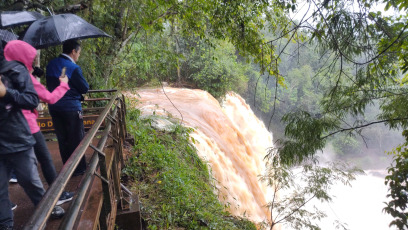 Misiones, Argentina.- En las fotos tomadas el 3 de noviembre del 2023, muestra las Cataratas del Iguazú ubicadas entre Argentina y Brasil tras una histórica crecida, alcanzando un caudal de 24,2 millones de litros por segundo, un récord en casi una década, según el concesionario del Parque. La causa tiene que ver con el fenómeno meteorológico El Niño. Finalmente, las autoridades informaron que el tradicional recorrido será reabierto, al menos en parte, este viernes.