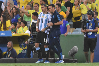 Río de Janeiro, Brasil.- En las fotos tomadas el 22 de noviembre del 2023, el seleccionador argentino, Lionel Scaloni, durante la histórica victoria de Argentina por 0-1 sobre Brasil en el clásico disputado en el Maracaná por las eliminatorias sudamericanas. Scaloni, puso en duda su permanencia en el cargo, en la rueda de prensa que concedió tras el partido. "Quiero un tiempo para pensar porque esta selección necesita un entrenador que tenga todas las energías posibles", afirmó Scaloni que convirtió a Argentina en campeón mundial en Qatar 2022 y campeón de la Copa América en 2021.