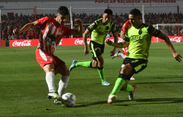 Córdoba, Argentina.- In the photos taken on November 13, 2023, during the match between Instituto de Córdoba and Barracas Central, in a match on the 13th round of the League Cup at the Estadio Monumental Presidente Perón. Instituto tied 0-0 with Barracas Central. On the last date, Barracas will host Argentinos Juniors and Instituto will visit River Plate.