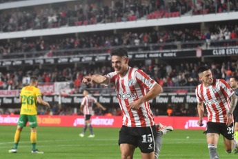 La Plata, Argentina.- In the photos taken on November 5, 2023, Estudiantes de La Plata faced Defensa y Justicia in the continuity of date 12 of Zone B in the Professional League Cup at the Jorge Luis Hirschi Stadium . Estudiantes de La Plata defeated Defensa y Justicia 2-1 Thanks to the goals of Franco Zapiola and Fernando Zuqui (Tomás Cardona scored a penalty), the La Plata team added three points for the fight to enter the Libertadores.