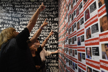 Buenos Aires, Argentina.- En las fotos tomadas el 7 de noviembre del 2023, a un mes de los atentados terroristas en Israel, la Asociación Mutual Israelita Argentina (AMIA) rindió homenaje a las víctimas fatales en un acto en el que se inauguró la muestra "Y estos son los nombres", realizada con la estética del arte callejero, AMIA rindió el homenaje mientras anunció que se convertirá en una de las sedes de la sexta edición de la Bienal de Arte Contemporáneo de Jerusalén, que fue postergada luego de los ataques en el sur de Israel.