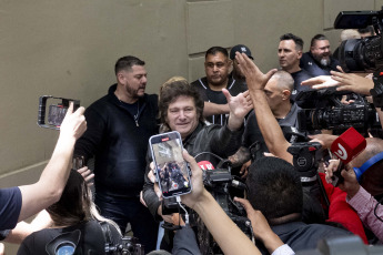 Buenos Aires.- En la foto tomada el 19 de noviembre de 2023, el candidato a presidente por La Libertad Avanza (LLA), Javier Milei, emitió este mediodía su voto, se mostró satisfecho por el trabajo realizado por su fuerza "a pesar de la campaña del miedo" y estimó que "es el momento de que hable la gente".