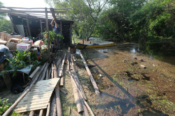 Corrientes, Argentina.- En las fotos tomadas el 8 de noviembre del 2023, Corrientes registra más de mil evacuados y gran cantidad de familias autoevacuadas en localidades ribereñas por la creciente de los ríos Paraná y Uruguay, informó la Dirección de Defensa de Defensa Civil de la provincia, aunque adelantaron que se espera el comienzo de la bajante, que comenzaría en 48 o 72 horas. El jefe de Operaciones de Defensa Civil, Orlando Bertoni, confirmó que los afectados superarían las 1200 personas entre evacuados y autoevacuados.