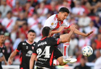 Buenos Aires, Argentina.- En las fotos tomadas el 26 de noviembre del 2023, durante el partido entre River Plate e Instituto en el estadio Libertadores de América en la primera fase de la Copa de la Liga Profesional. River, igualó sin goles frente a Instituto y quedó en segundo puesto de la Zona A.