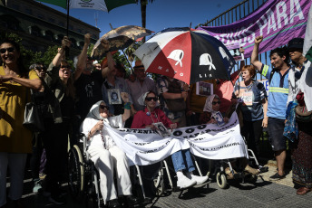 Buenos Aires, Argentina.- In the photos taken on November 23, 2023, hundreds of activists accompanied the traditional round of the Mothers of Plaza de Mayo, the organization that claims for those missing from the dictatorship in Argentina (1976-83) and that denounces the "denialism" of the future government of Javier Milei. With their characteristic white scarves on their heads, the Mothers also remembered their former president, Hebe de Bonafini, who died a year ago.