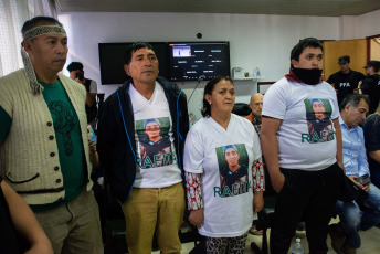 Rio Negro, Argentina.- In the photos taken on November 29, 2023, people wait for the verdict of the Federal Oral Court (TOF) of General Roca, in the trial for the murder of the young Mapuche Rafael Nahuel committed on November 25 2017, during an operation by the Albatros Group on a property in dispute between the Lafken Winkul Mapu Mapuche community and the National Parks Directorate in Villa Mascardi, Bariloche.