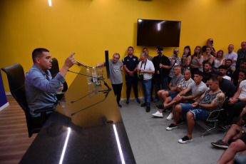 Buenos Aires, Argentina.- En las fotos tomadas el 28 de noviembre del 2023, durante la conferencia de prensa del candidato a presidente de Boca, Juan Román Riquelme, quien afirmó, "me siento un afortunado de estar en este lugar" pero que "ojalá este señor (apuntándole a Macri sin nombrarlo) deje que los hinchas voten el domingo". Mientras, afuera del estadio, más de cinco mil hinchas celebraron un banderazo de apoyo a Riquelme como candidato a presidente contra la fórmula opositora Andrés Ibarra-Mauricio Macri.