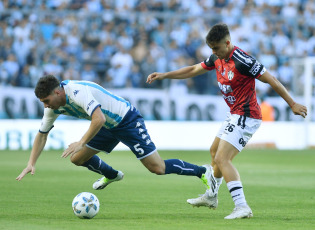 Buenos Aires, Argentina.- In the photos taken on November 5, 2023, during the match between Racing Club and Central Córdoba of Santiago del Estero, on date 12 of the Professional League Cup at the Presidente Perón Stadium. Racing drew 1-1 in Avellaneda with Central Córdoba from Santiago del Estero. The match featured goals from Roger Martínez and Mateo Sanabria.