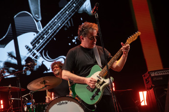 Buenos Aires, Argentina.- En las fotos tomadas el 15 de noviembre del 2023, Andrés Calamaro durante la primera de sus dos funciones en el Movistar Arena de Buenos Aires. Calamaro, ratificó que sigue portando la medalla de ser uno de los más grandes cancionistas que dio el rock argentino y uno de los más prolíficos creadores de éxitos arraigados en la memoria colectiva musical. El Salmón revisitó buena parte de su catálogo de clásicos y le rindió tributo a Diego Maradona.