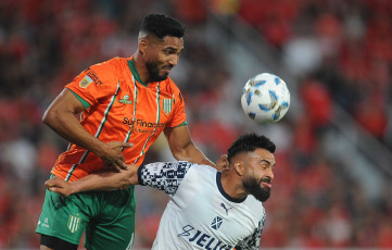 Buenos Aires, Argentina.- En las fotos tomadas el 12 de noviembre del 2023, durante el partido entre Independiente y Banfield en busca de la clasificación a cuartos de final de la Copa de la Liga Profesional de Fútbol (LPF), dentro de la continuidad de la 13ra. fecha de la Zona A. Independiente igualó sin goles con Banfield. El Rojo sumó un punto para quedar a un paso de los cuartos de final de la Copa de la Liga y el Taladro no corrió riesgos, luego de garantizarse una estadía en Primera División en la próxima temporada.