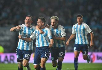 Buenos Aires, Argentina.- En las fotos tomadas el 28 de noviembre del 2023, durante el partido entre Racing y Belgrano en el Estadio Presidente Perón en un encuentro válido por la 14ta y última jornada de la Zona B de la Copa de la Liga Profesional. Racing Club goleó 4-1 a Belgrano de Córdoba y se afirmó en la punta de la Zona B de la Copa de la Liga Profesional. Los tantos fueron marcados por Gabriel Huache y Juan Fernando Quintero en dos oportunidades.