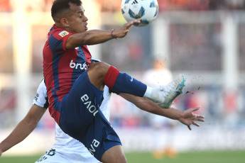 Buenos Aires, Argentina.- In the photos taken on November 27, 2023, during the match between San Lorenzo and Central Córdoba at the Nuevo Gasómetro Stadium. San Lorenzo managed to beat Central Córdoba 2-0 thanks to Jalil Elías' goal and Gastón Hernández's header and, thanks to Estudiantes de La Plata's draw against Lanús, finally ensuring their return to CONMEBOL Libertadores 2024.