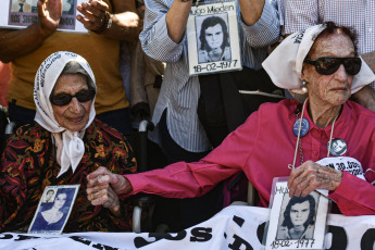 Buenos Aires, Argentina.- In the photos taken on November 23, 2023, hundreds of activists accompanied the traditional round of the Mothers of Plaza de Mayo, the organization that claims for those missing from the dictatorship in Argentina (1976-83) and that denounces the "denialism" of the future government of Javier Milei. With their characteristic white scarves on their heads, the Mothers also remembered their former president, Hebe de Bonafini, who died a year ago.