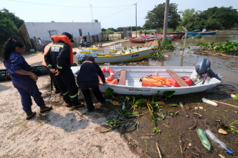 Corrientes, Argentina.- In the photos taken on November 8, 2023, Corrientes registers more than a thousand evacuees and a large number of self-evacuated families in riverside towns due to the rising of the Paraná and Uruguay rivers, reported the Defense Directorate of Civil Defense of the province, although they announced that the start of the downspout is expected, which would begin in 48 or 72 hours. The head of Civil Defense Operations, Orlando Bertoni, confirmed that those affected would exceed 1,200 people, including evacuees and self-evacuees.