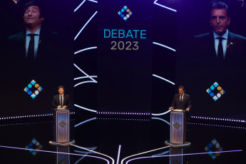 Buenos Aires, Argentina.- En las fotos tomadas el 12 de noviembre del 2023, los candidatos presidenciales, Sergio Massa (derecha) y Javier Milei (izquierda) se enfrentan cara a cara y exponen seis ejes temáticos durante el último debate presidencial en Argentina. Argentina ha llegado a la última semana de campaña electoral tras cinco meses enfrascada en elecciones. Los argentinos votarán el próximo 19 de noviembre en una segunda vuelta que definirá quién será el próximo presidente. Ambos candidatos discutieron sobre economía, relaciones internacionales, seguridad, educación, salud, trabajo y seguridad.