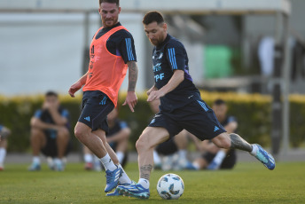 Buenos Aires, Argentina.- In the photos taken on November 14, 2023, the Argentine National Team, led by Lionel Messi, during a training session in Ezeiza, prepares the last double date of the South American Qualifiers of the year, in which it will face Uruguay and Brazil. The Albiceleste will host the Celeste this Thursday (16) at La Bombonera and will visit Brazil next Tuesday at the Maracaná.