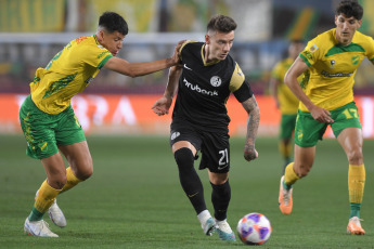 Buenos Aires, Argentina.- In the photos taken on November 23, 2023, during the match between Defensa y Justicia and San Lorenzo at the La Fortaleza stadium in Lanús in the semifinals of the Argentine Cup. Defensa y Justicia defeated San Lorenzo 1-0, which will define the title and a place in the CONMEBOL Libertadores in 2024 with Estudiantes de La Plata, who eliminated Boca Juniors. The final would be on Wednesday, December 13.