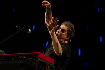 Buenos Aires, Argentina.- En las fotos tomadas el 15 de noviembre del 2023, Andrés Calamaro durante la primera de sus dos funciones en el Movistar Arena de Buenos Aires. Calamaro, ratificó que sigue portando la medalla de ser uno de los más grandes cancionistas que dio el rock argentino y uno de los más prolíficos creadores de éxitos arraigados en la memoria colectiva musical. El Salmón revisitó buena parte de su catálogo de clásicos y le rindió tributo a Diego Maradona.