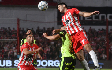 Córdoba, Argentina.- In the photos taken on November 13, 2023, during the match between Instituto de Córdoba and Barracas Central, in a match on the 13th round of the League Cup at the Estadio Monumental Presidente Perón. Instituto tied 0-0 with Barracas Central. On the last date, Barracas will host Argentinos Juniors and Instituto will visit River Plate.