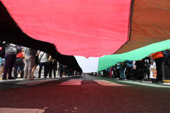 Buenos Aires, Argentina.- En las fotos tomadas el 29 de noviembre del 2023, argentinos participan de un banderazo en apoyo a Palestina en la Cancillería de Buenos Aires, para visibilizar lo que está pasando en la Franja de Gaza y además conmemorar el Día Internacional de Solidaridad con el Pueblo de Palestina.