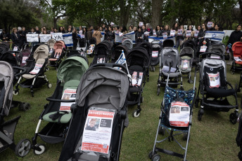 Buenos Aires, Argentina.- En las fotos tomadas el 1 de noviembre del 2023, mujeres se congregaron en Buenos Aires en un encuentro para reclamar la liberación de los más de 30 niños y niñas que el movimiento radical islámico Hamas mantiene como rehenes en la Franja de Gaza tras el ataque perpetrado en territorio de Israel, el sábado 7 de octubre.