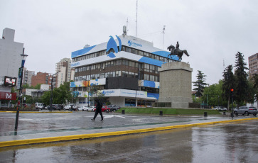 Neuquén, Argentina.- En las fotos tomadas el 2 de noviembre del 2023, muestra las calles de la ciudad de Neuquén en medio de las constantes lluvias. El Servicio Meteorológico Nacional, emitió una alerta de nivel rojo para una porción de la provincia de Misiones por probables lluvias y tormentas muy intensas. Desde la jornada del miércoles se vienen registrando lluvias y tormentas de variada intensidad sobre gran parte del país, especialmente en la franja central y gran parte del Litoral y noreste argentino.