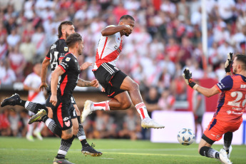 Buenos Aires, Argentina.- En las fotos tomadas el 26 de noviembre del 2023, durante el partido entre River Plate e Instituto en el estadio Libertadores de América en la primera fase de la Copa de la Liga Profesional. River, igualó sin goles frente a Instituto y quedó en segundo puesto de la Zona A.