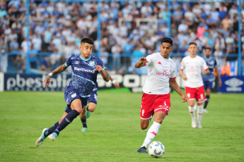 Tucumán, Argentina.- En las fotos tomadas el 27 de noviembre del 2023, durante el partido entre Huracán y Atlético Tucumán en el Monumental José Fierro En medio de la definición de la Zona A de la Copa LPF, Huracán consiguió un triunfo que quedará en su historia, venciendo 2-0 a Atlético Tucumán y avanzando a los cuartos de final como primero.