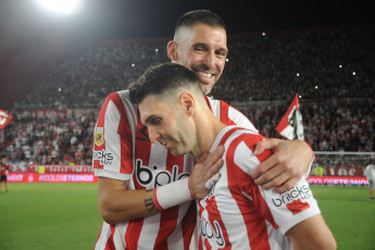 La Plata, Argentina.- In the photos taken on November 27, 2023, during the match between Estudiantes and Lanús on the last date of Zone B of the Professional League Cup at the Jorge Luis Hirschi stadium. Estudiantes tied 1-1 with Lanús. Both finished in Copa Sudamericana positions and León will be able to reach the Libertadores only if they win the Argentine Cup.