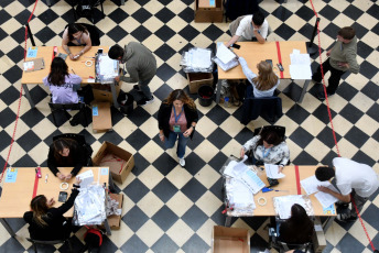 Buenos Aires, Argentina.- En las fotos tomadas el 22 de noviembre del 2023, el escrutinio definitivo de la segunda vuelta de las elecciones nacionales en la provincia de Buenos Aires, en las que Javier Milei se consagró el domingo último como el próximo presidente, se realiza en el Pasaje Dardo Rocha de la ciudad de La Plata. El conteo definitivo -que es el único que tiene validez legal- se inicia 48 horas después de terminada la elección y está a cargo de la justicia electoral.