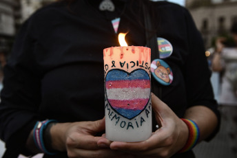 Buenos Aires, Argentina.- En las fotos tomadas el 20 de noviembre del 2023, durante la marcha del colectivo travesti-trans desde Plaza de Mayo hasta el Congreso, donde se exhibieron distintas pancartas, con los pedidos justicia y denuncias de pérdidas de vida de distintos referentes del colectivo. La actividad, se reedita para esta fecha desde 2020, y en esta edición tuvo como reclamo "el pedido de justicia por el travesticidio de Zoe López García", referente del Hotel Gondolín, asesinada por su pareja el pasado 11 de noviembre.