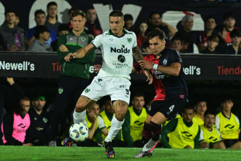 Rosario, Argentina.- In the photos taken on November 5, 2023, during the match between Sarmiento and Newell's for matchday 12 of the League Cup at the Marcelo Bielsa Stadium. Sarmiento de Junín struck the blow in Rosario and beat Newell's 1-0 with a goal from Juan Cruz Kaprof.