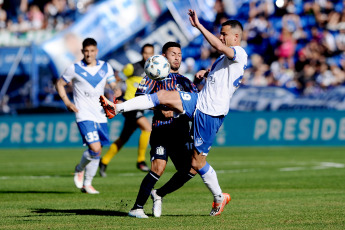 Buenos Aires, Argentina.- In the photos taken on November 5, 2023, during the match between Vélez Sarsfield and Talleres de Córdoba in a match valid for date 12 of Zone A at the José Amalfitani stadium. Vélez Sarsfield and Talleres de Córdoba tied 1-1. Rodrigo Garro and Claudio Aquino, both in the first half, scored the goals. The VAR, led by Mauro Vigilano, annulled a goal that Lautaro Ovando scored for the visit.