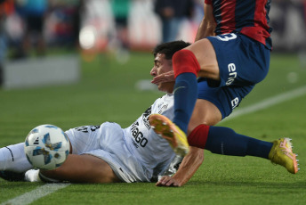 Buenos Aires, Argentina.- In the photos taken on November 27, 2023, during the match between San Lorenzo and Central Córdoba at the Nuevo Gasómetro Stadium. San Lorenzo managed to beat Central Córdoba 2-0 thanks to Jalil Elías' goal and Gastón Hernández's header and, thanks to Estudiantes de La Plata's draw against Lanús, finally ensuring their return to CONMEBOL Libertadores 2024.