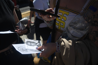 Buenos Aires, Argentina.- En las fotos tomadas el 10 de noviembre del 2023, muestra la publicidad política realizada en el marco de los conciertos que realiza Taylor Swift en Buenos Aires, Argentina. La figura pop se convirtió en un asunto político de primer orden de cara al segundo turno de las elecciones presidenciales argentinas. En algunos carteles de las fans se lee, "Swiftie no vota a (Javier) Milei", "Milei es (Donald) Trump", se convirtieron en consignas comunes.