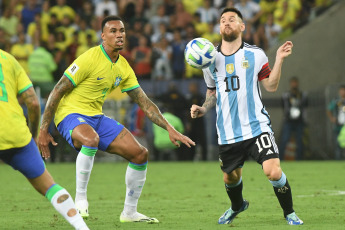 Río de Janeiro, Brasil.- En las fotos tomadas el 21 de noviembre del 2023, durante el partido entre la Selección Argentina y la de Brasil en un clásico que cerró el año de las Eliminatorias Sudamericanas, por la sexta fecha rumbo al Mundial de 2026. En medio de tensiones, la Selección Argentina logró una victoria por 1-0 en la visita a Brasil, lo que le permitió mantenerse en la cima de la tabla y provocarle la primera derrota al equipo local en esta competencia en su país.