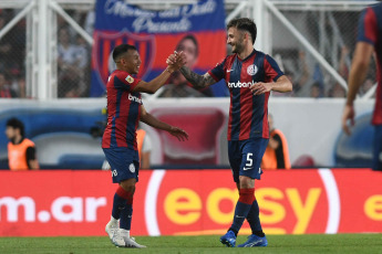 Buenos Aires, Argentina.- In the photos taken on November 27, 2023, during the match between San Lorenzo and Central Córdoba at the Nuevo Gasómetro Stadium. San Lorenzo managed to beat Central Córdoba 2-0 thanks to Jalil Elías' goal and Gastón Hernández's header and, thanks to Estudiantes de La Plata's draw against Lanús, finally ensuring their return to CONMEBOL Libertadores 2024.